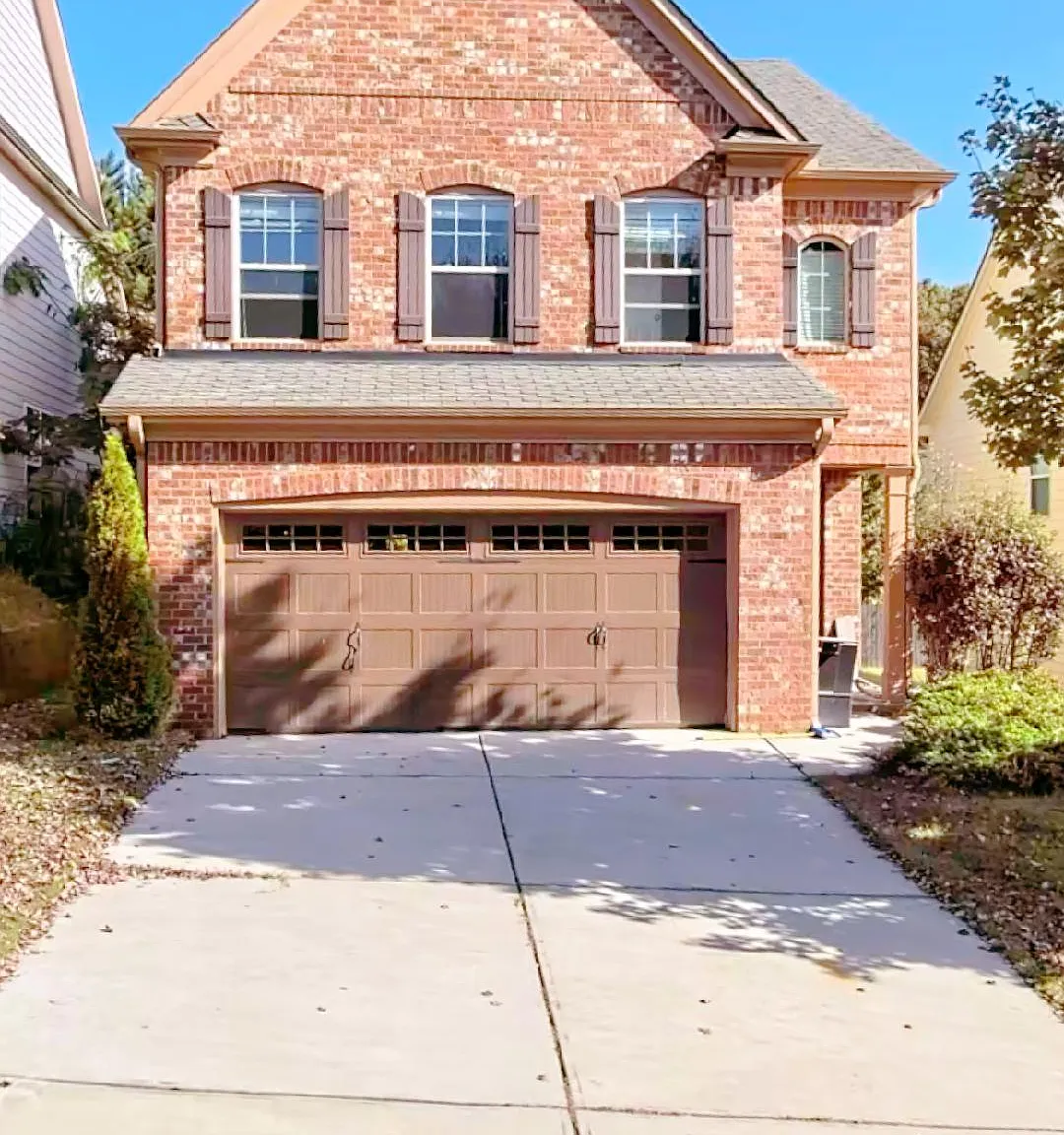 4 bed, 2.5 bath, 1900 sqft, $2,300 — Photo 1