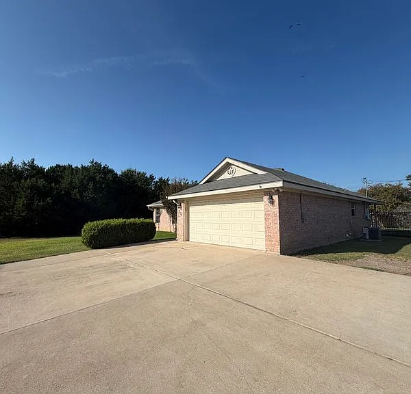 715 Lakeview Dr — Photo 4