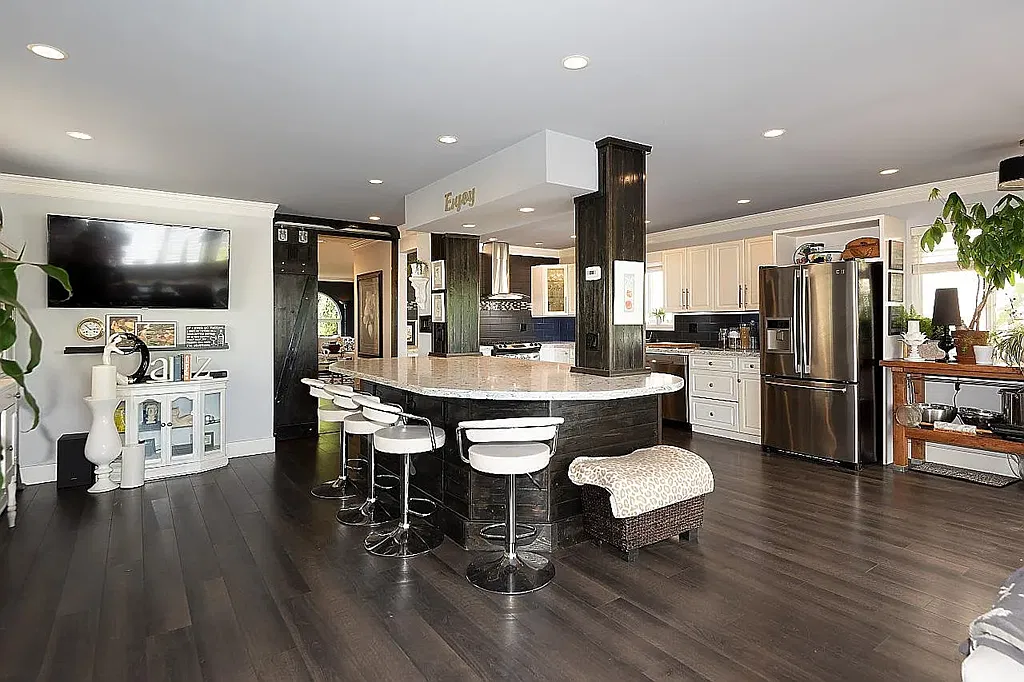 4 bed, 2100 sqft, $6,995 — Photo 4