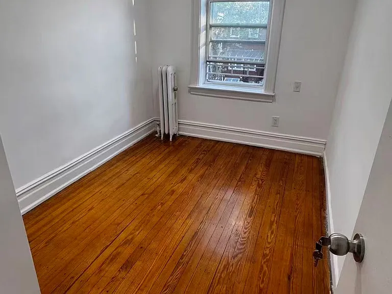 1551 E 32nd St #2 — Photo 2