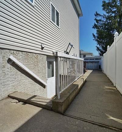 4th image of 139B Sharrott Ave #B