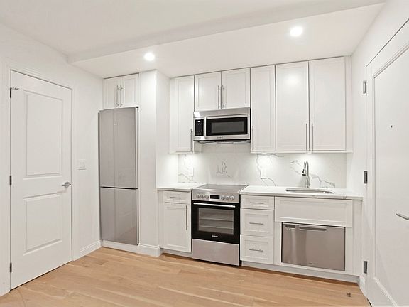 3rd image of 160 E 48th St #14SS