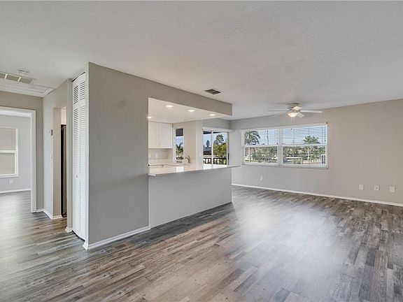 5th image of 429 SW 47th Ter APT 4