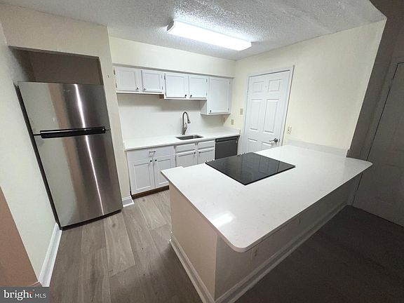 4th image of 1532 Lincoln Way