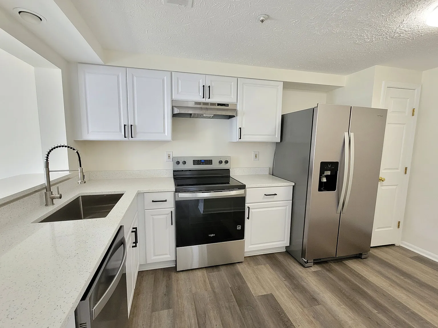 3 bed, 2.5 bath, 1600 sqft, $2,100 — Photo 4