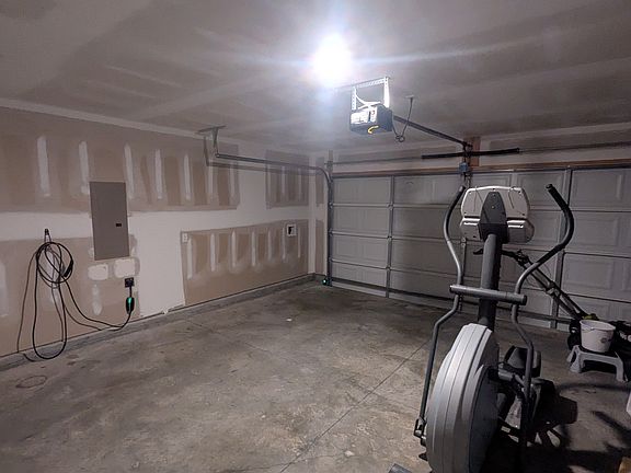 5th image of 211 Foster St