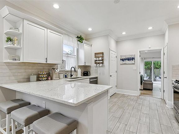 5th image of 424 Fairmont St