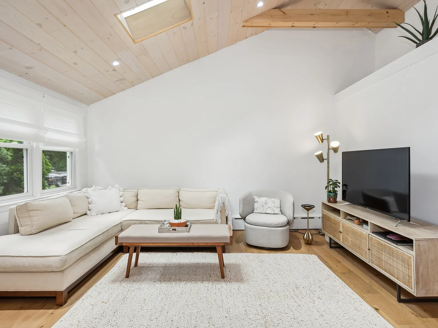All New Hamptons Bays Two Bedroom Cottage — Photo 3