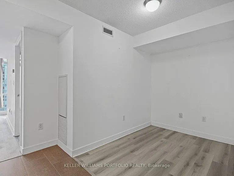 15 Fort York Blvd W #3907 — Photo 38