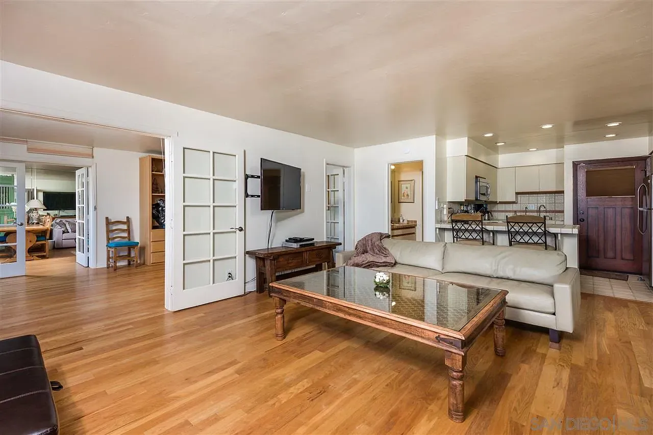 1 bed, 2.0 bath, 900 sqft, $7,900 — Photo 4