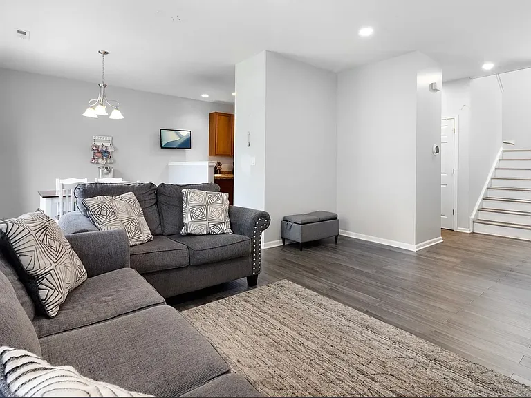 433 Acushnet St — Photo 3