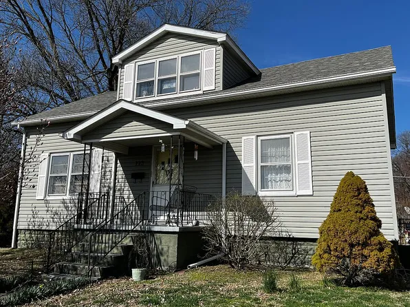 113 W Schuetz St, Lebanon, IL 62254