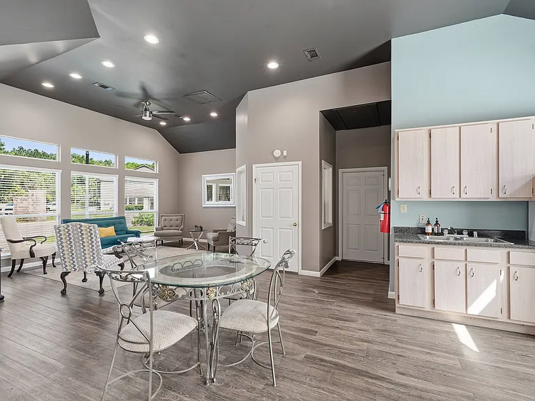Dayton Park Apartments — Photo 9
