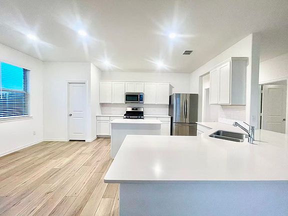 5th image of 1005 Rosewood St