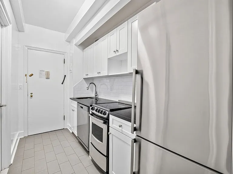 310 E 44th St #807 — Photo 4