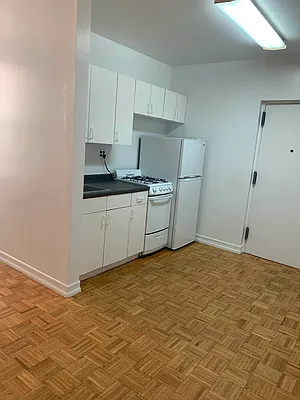 Rented by M.Grossman R.E. Management | media 7