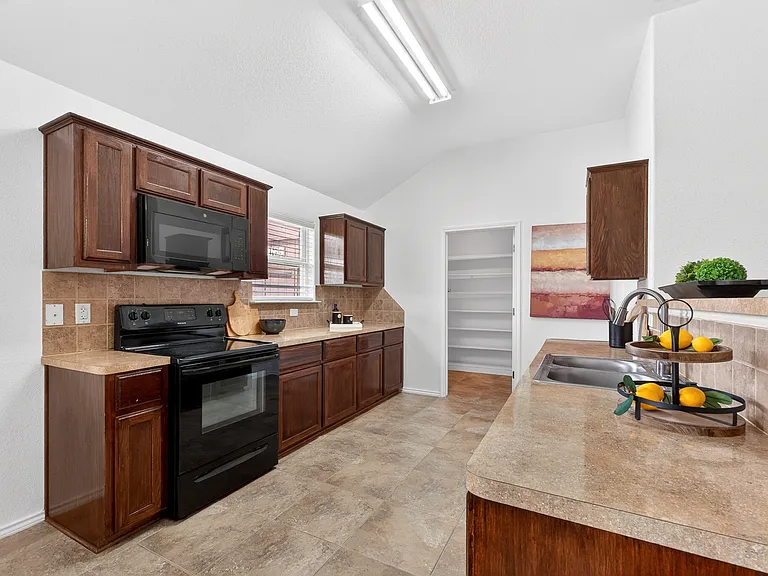 403 Chrislyn St — Photo 10
