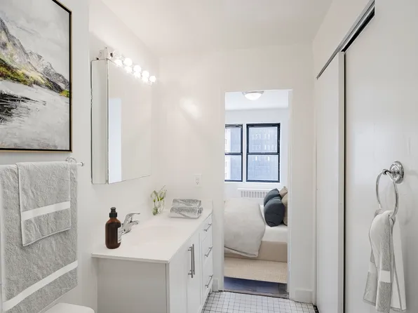 236 East 36th Street image 4 of 9