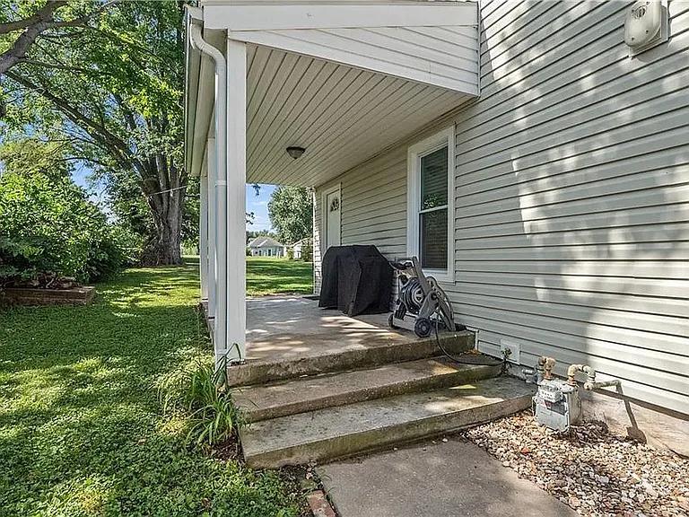 210 E Kay St — Photo 3