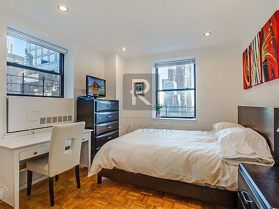 4th image of 150 W 51st St #1807