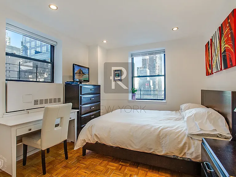 150 W 51st St #1807 — Photo 4