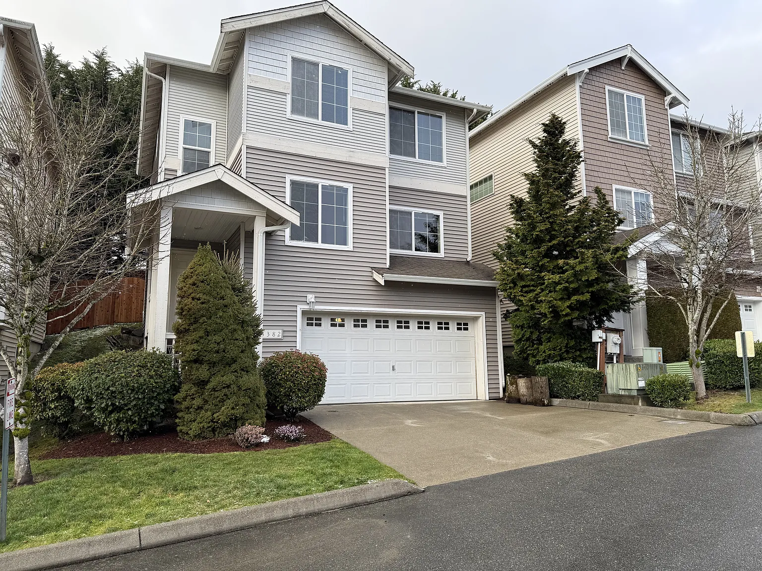 3 bed, 2.5 bath, 1700 sqft, $3,200 — Photo 2