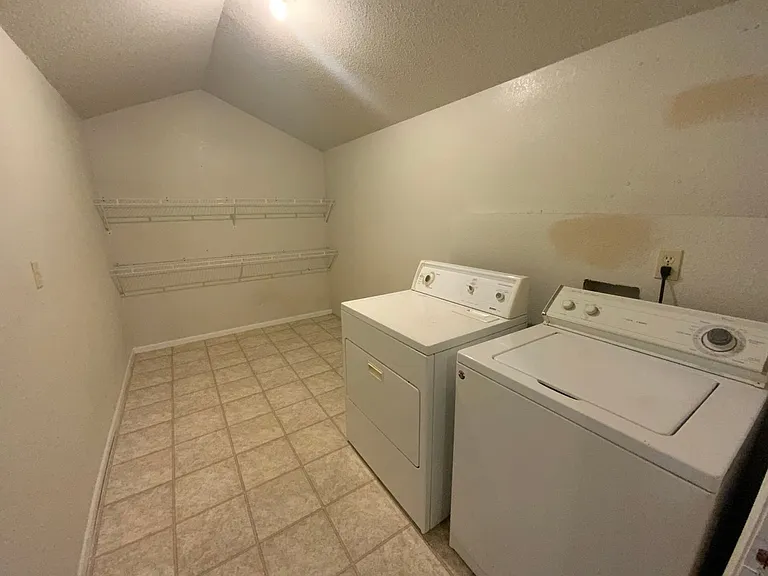 1605 Steamboat Ln — Photo 30