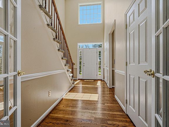 3rd image of 1045 Saint Georges Ln