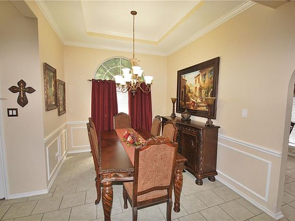 5th image of 1413 Columbus Dr