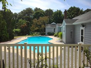 94 E Tiana Rd, Hampton Bays, NY 11946