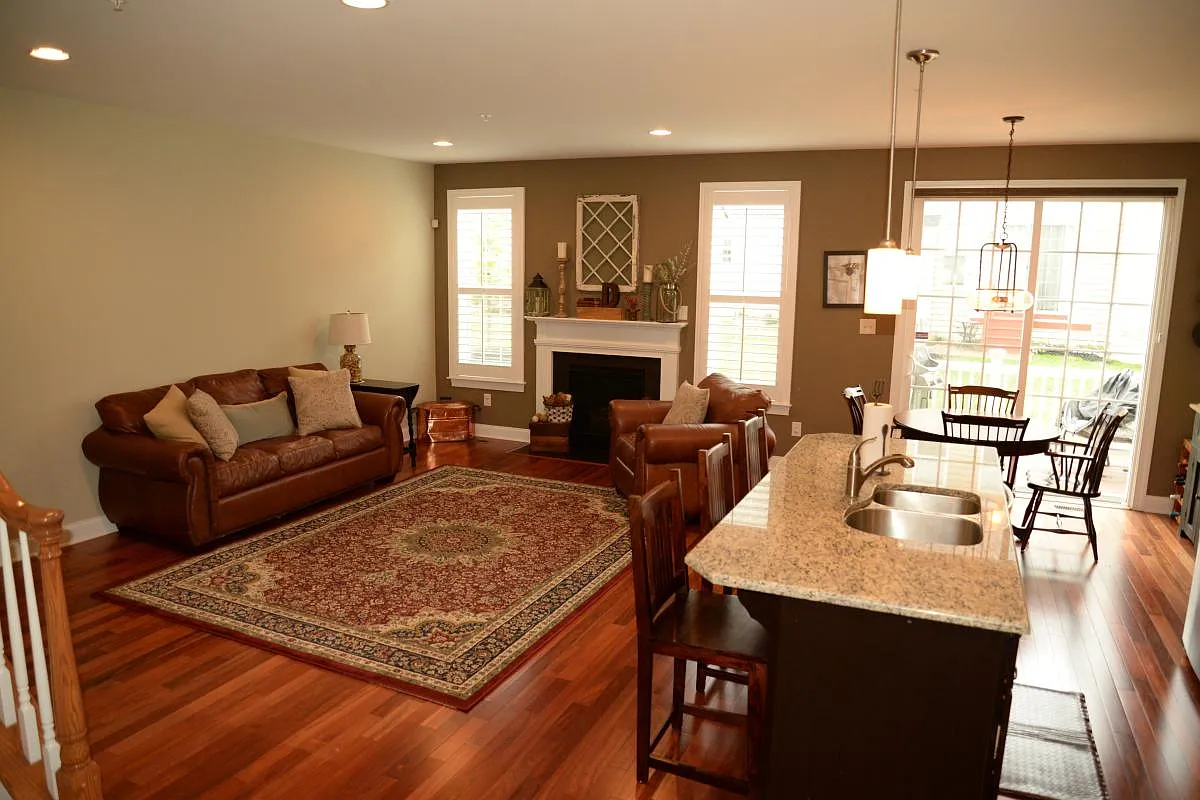 3 bed, 2.5 bath, 2700 sqft, $3,375 — Photo 2