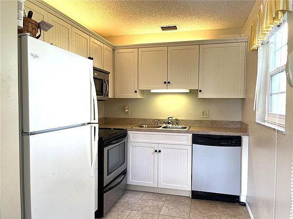 3rd image of 4 Vista Palm Ln APT 105