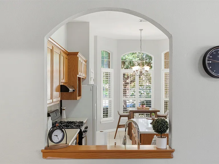 409 E Austin Ave — Photo 10