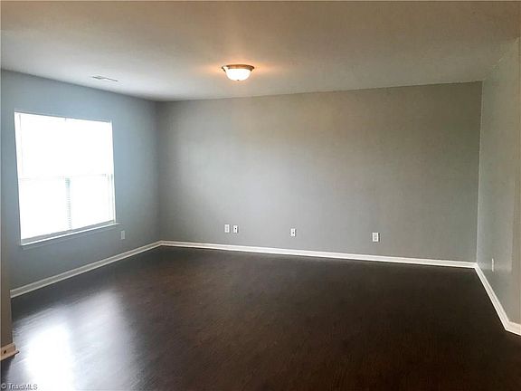 4th image of 216 New York Dr