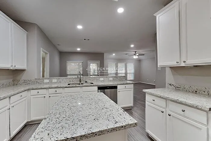 3 bed, 2.0 bath, 1798 sqft, $1,975 — Photo 4