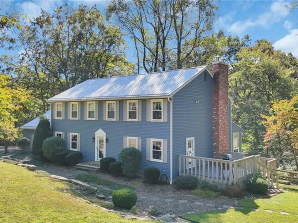 557 Hillsdale Dr, Coshocton, OH 43812