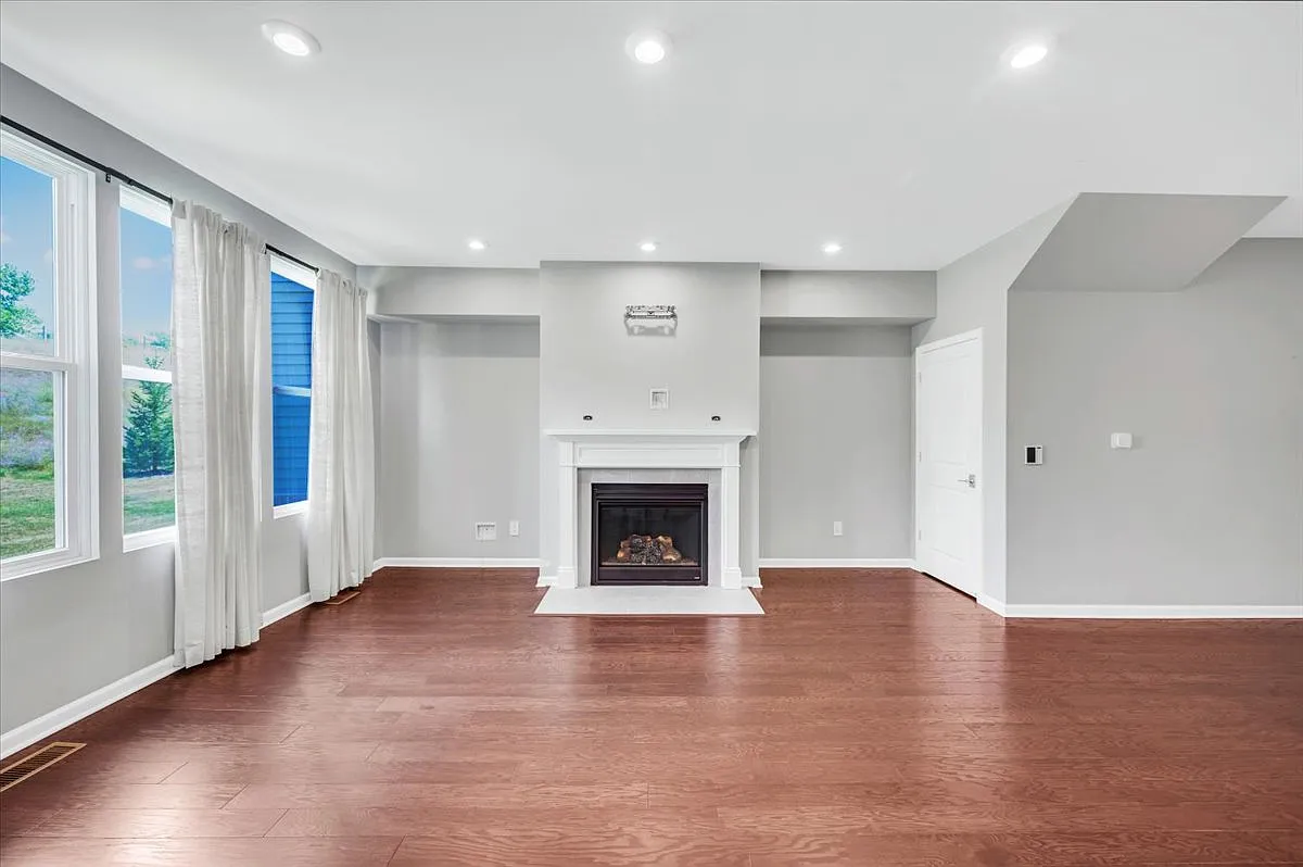 3 bed, 2058 sqft, $3,050 — Photo 2