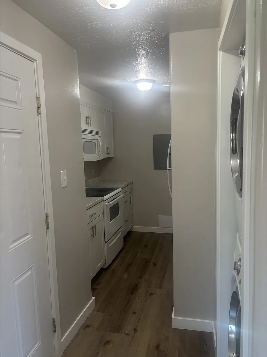 Building Photo - 1095 N 150 W
