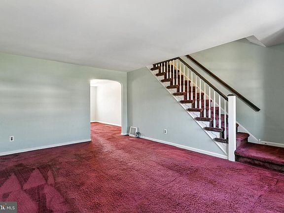 3rd image of 825 Surrey Ln
