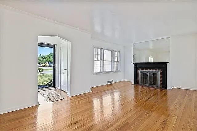 Living Room - 5205 Linden St