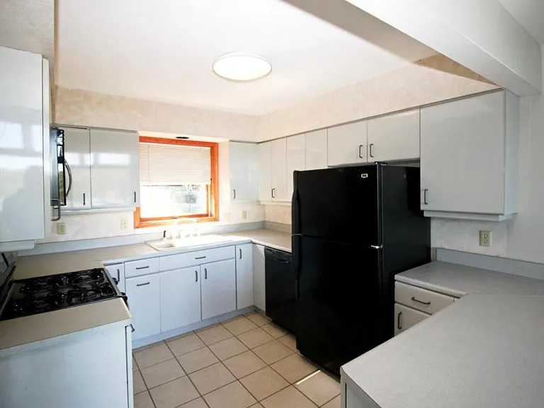 3048 Waunona Way — Photo 10