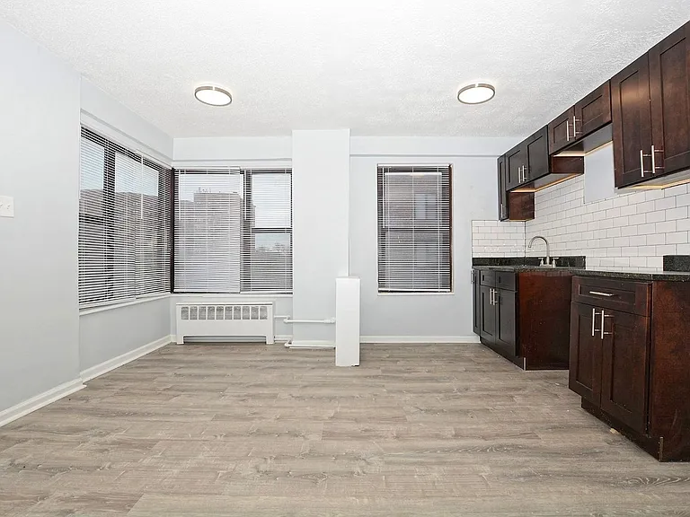 7200 Coles — Photo 10
