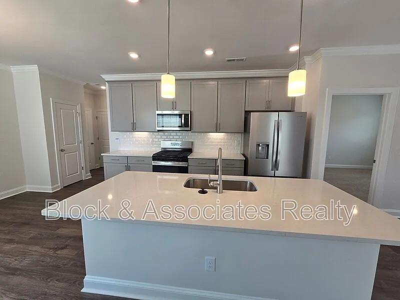 4 bed, 2.5 bath, 2240 sqft, $2,650 — Photo 3