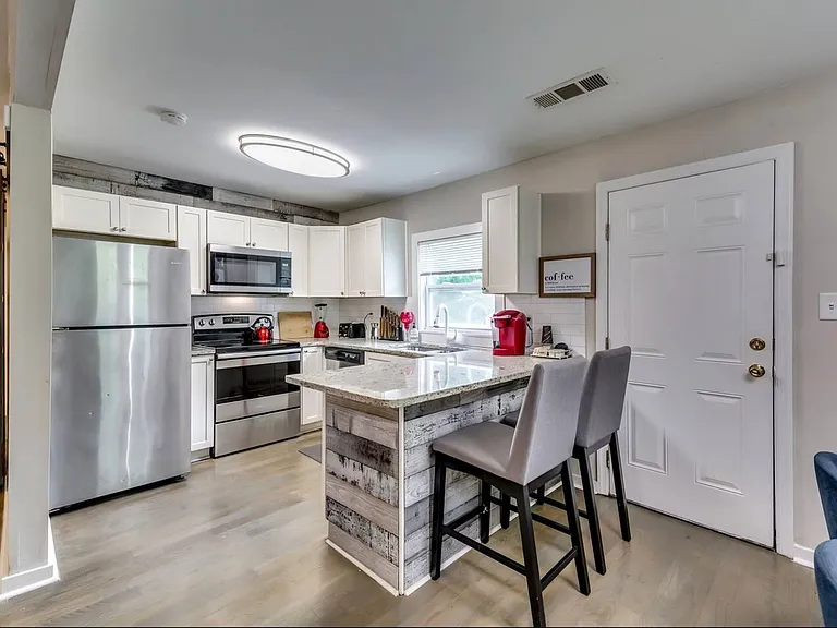 1280 Kenilworth Dr SW — Photo 3
