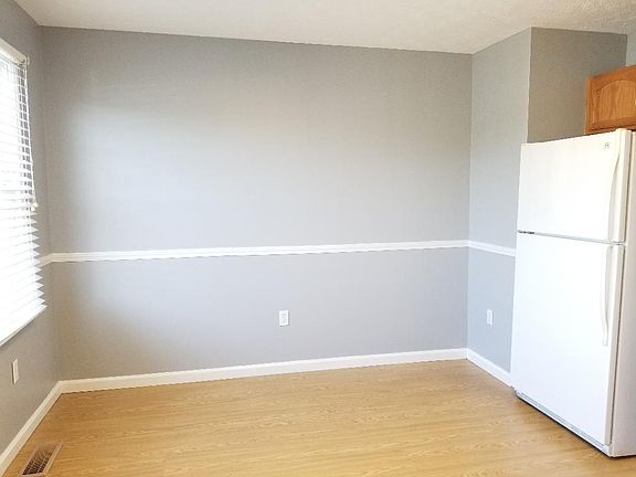 3rd image of 687 Beaverview Dr