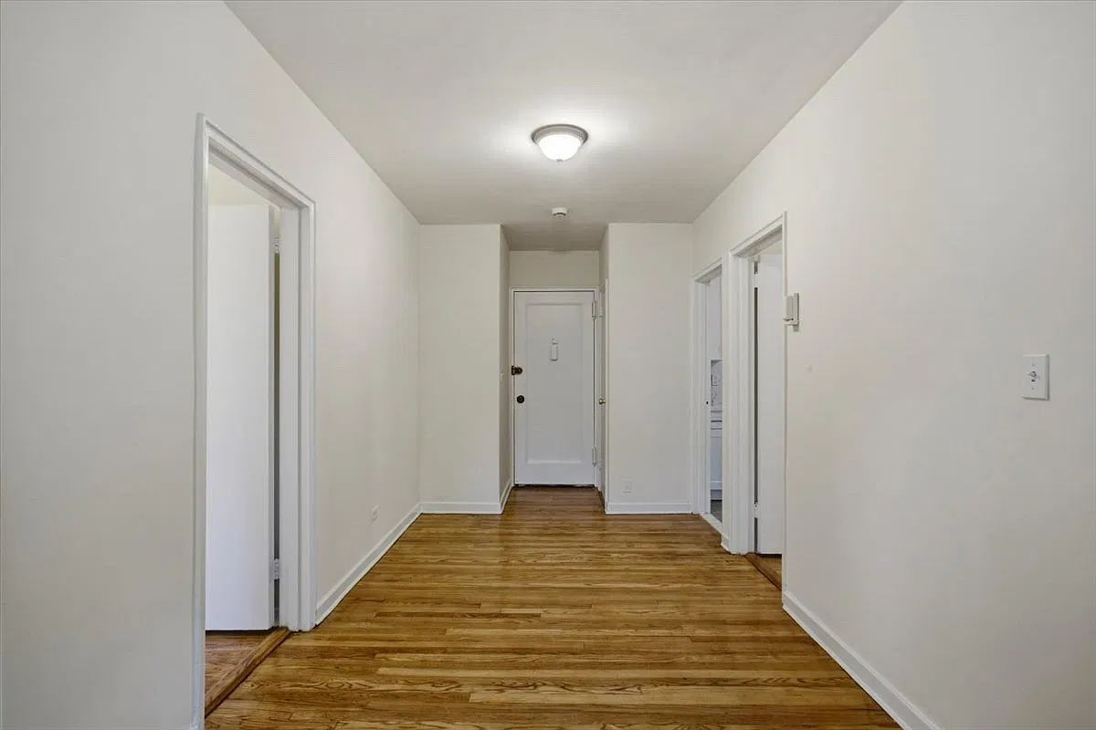 3 bed, 949 sqft, $4,300 — Photo 3