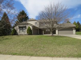 399 Willow Grove Dr, Village Of Pewaukee, WI 53072