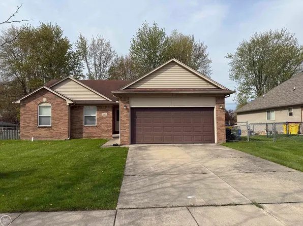 51819 Kings Pointe Dr, New Baltimore, MI 48047