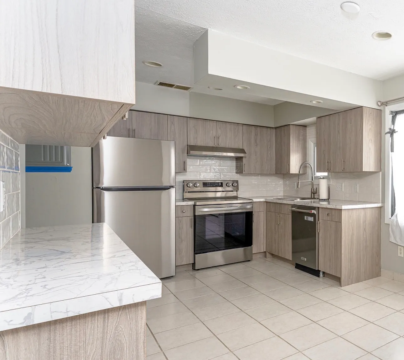 2 bed, 1026 sqft, $2,200 — Photo 3