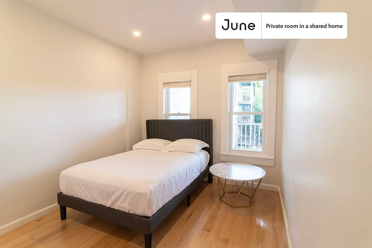Queen bedroom in 3 bed/2 bath home in JFK/UMass #1755 A — Photo 1
